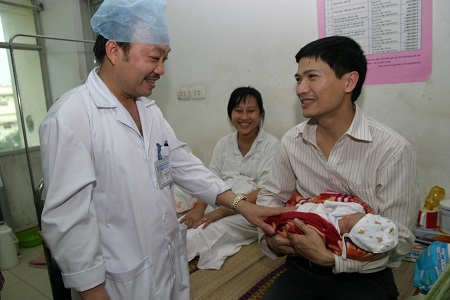 Người thầy thuốc như là người mẹ thứ hai của trẻ thơ. Ảnh: TM