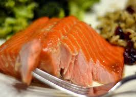 Có thể ăn cá hồi, cá da trơn (như cá tra, cá ba sa), cá nước ngọt, tôm