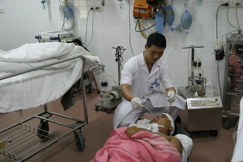 Bệnh nhân bị tai nạn giao thông do rượu, bia đang được cấp cứu. Ảnh: TM
