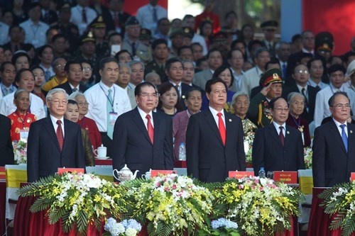 Các đồng chí lãnh đạo Đảng, Nhà nước làm lễ chào cờ (Ảnh: Baotintuc.vn)