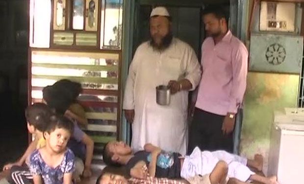 Ông Nazir bên những đứa con mang trong người chứng bệnh hiểm nghèo