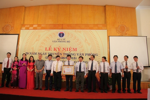 GS.TS. Nguyễn Viết Tiến – Thứ trưởng Bộ Y tế thừa ủy quyền của Chủ Tịch Nước trao huân chương lao động hạng 3 cho Văn phòng Bộ Y tế
Ảnh: moh.gov.vn GS.TS. Nguyễn Viết Tiến – Thứ trưởng Bộ Y tế thừa ủy quyền của Chủ Tịch Nước trao huân chương lao động hạng 3 cho Văn phòng Bộ Y tế
Ảnh: moh.gov.vn