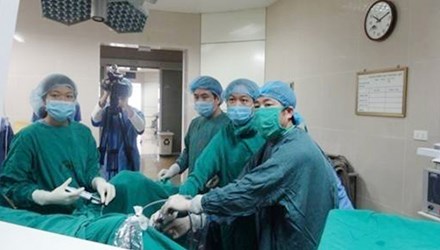 Các bác sĩ bệnh viện Việt Đức chuyển giao công nghệ cho tuyến dưới Các bác sĩ bệnh viện Việt Đức chuyển giao công nghệ cho tuyến dưới