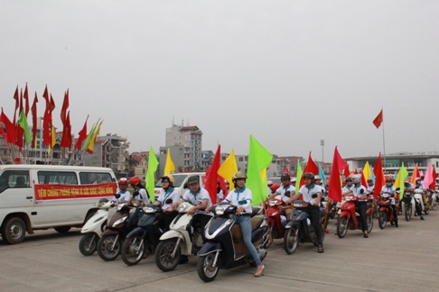 Đoàn xe diễu hành qua các tuyến phố của tỉnh Bắc Giang cùng các băng rôn cổ động cho tuần lễ tiêm chủng