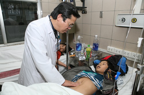 Điều trị cho bệnh nhân ngộ độc nấm tại trung tâm chống độc bệnh viện Bạch Mai.Ảnh: Trần Minh