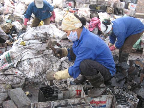 Hàng ngày những người dân Đông Mai đều tiếp xúc với chì, bảo hộ lao động đơn sơ Ảnh Infonet