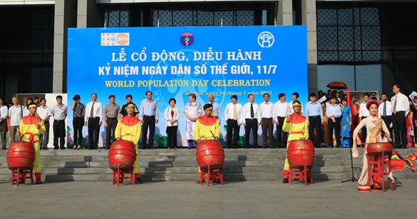 Màn trống hội kỷ niệm Ngày Dân số thế giới (ảnh: Chí Cường)