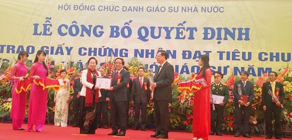 Phó Chủ tịch nước Nguyễn Thị Doan trao giấy chứng nhận giáo sư cho các nhà giáo