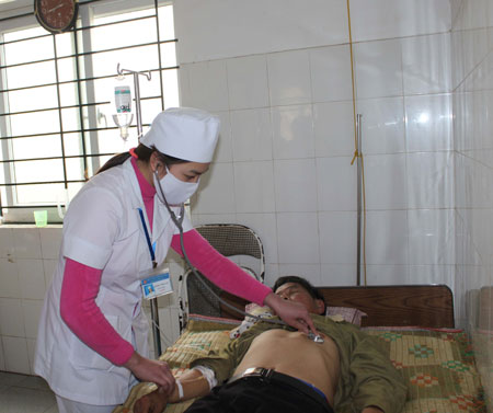 ĐIều trị cho bệnh nhân bị ngộ độc lá ngón tại TTYT Sìn Hồ - Lai Châu.