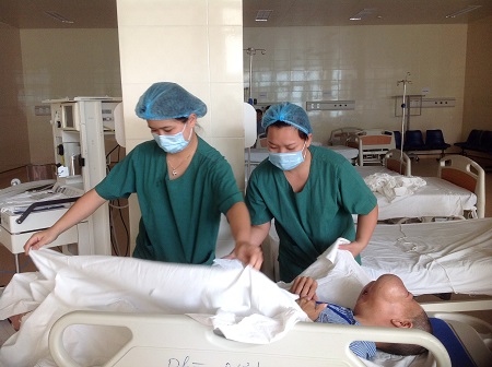 Chuẩn bị phẫu thuật cho bệnh nhân Lý Mùi Xiên.