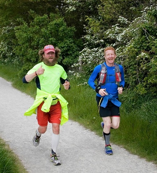 Ewan Gordon - Forrest Gump Anh quốc (bên trái) trên đường chạy.