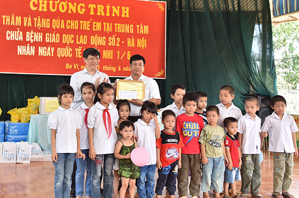 Thứ trưởng Bộ Y tế Nguyễn Thanh Long tặng quà cho các cháu tại Trung tâm số II nhân ngày Quốc tế thiếu nhi 1/6/2015.