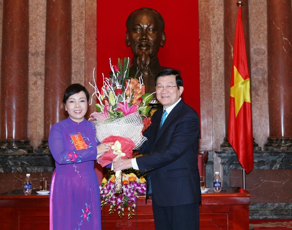 Bộ trưởng Bộ Y tế Nguyễn Thị Kim Tiến thay mặt cán bộ toàn ngành y tế nhận hoa của Chủ tịch nước Trương Tấn San tặng ngành y tế nhân kỷ niệm 60 năm Ngày Thầy thuốc Việt Nam