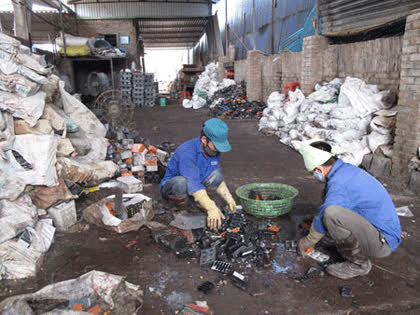 Người làng tái chế chì Đông Mai đang phải đối mặt với những nguy cơ về sức khỏe do nghề tái chề chì
Ảnh Internet
