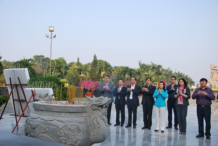Bộ trưởng và đoàn công tác thắp hương tại Nghĩa trang Liệt sĩ.