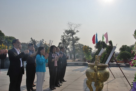 Bộ trưởng Nguyễn Thị Kim Tiến thắp hương trên từng phần mộ để tri ân các Anh hùng Liệt sĩ.