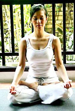 Theo Hồng Nhung, yoga có lẽ là môn tập tuyệt vời nhất cho phái nữ.