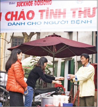 Suốt 9 năm qua, các đoàn viên thanh niên của Báo không quản ngại khó khăn về thời tiết, thức dậy từ sáng sớm tinh mơ những ngày đông giá lạnh hoặc trưa hè nắng gắt để thực hiện “Nồi cháo tình thương” với mục đích chia sẻ, giúp đỡ những bệnh nhân và người nhà có hoàn cảnh khó khăn đang điều trị tại BV Nhi Trung ương và BV K cơ sở 1, cơ sở 2. 9 năm (2006 đến nay) qua chương trình “Nồi cháo tình thương” của báo Sức khỏe&Ðời sống đã có hàng trăm nghìn bát cháo tình thương đến với người bệnh. Riêng năm 2014, với hỗ trợ kinh phí từ Công ty Amway Việt Nam, đã có thêm 16.800 bát cháo tình thương được các đoàn viên Chi đoàn Báo phát tới tận tay bệnh nhân nghèo đang điều trị tại Bệnh viện K cơ sở 1 với kinh phí gần 170 triệu đồng.
