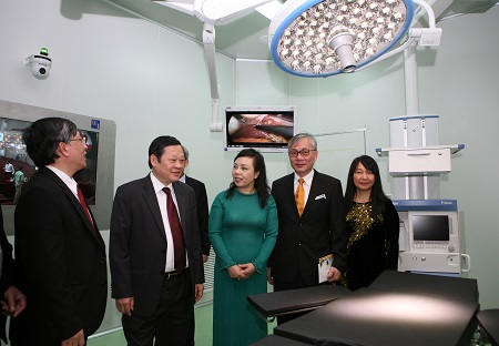 Bộ trưởng Bộ Y tế Nguyễn Thị Kim Tiến thăm phòng phẫu thuật kỹ thuật cao tại BV Việt Đức.