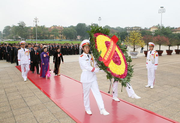 Đoàn đại biểu làm nghi lễ dâng hoa viếng Chủ tịch Hồ Chí Minh.
