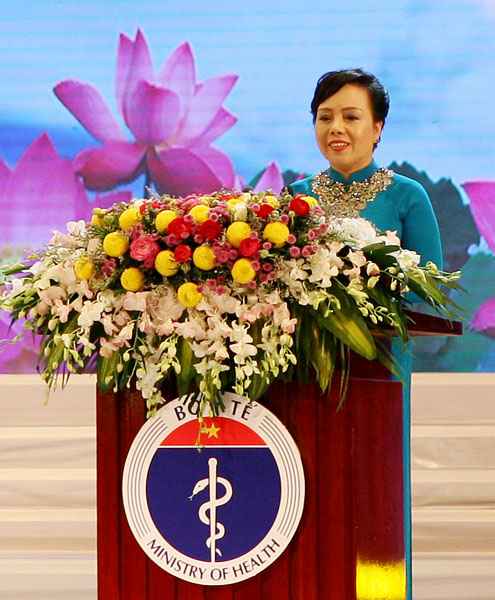 Bộ trưởng Bộ Y tế Nguyễn Thị Kim Tiến gửi lời chúc sức khỏe tới hơn bốn trăm nghìn thầy thuốc, cán bộ, nhân viên y tế trong cả nước, và tất cả người dân khắp mọi miền Tổ quốc.