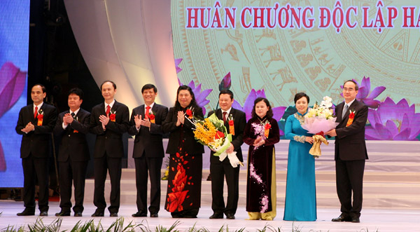 Chủ tịch Ủy ban Trung ương MTTQ Việt Nam Nguyễn Thiện Nhân và Phó Chủ tịch Quốc hội Tòng Thị Phóng tặng hoa chúc mừng tập thể lãnh đạo Bộ Y tế.