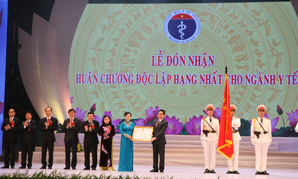 Thay mặt lãnh đạo Đảng, Nhà nước, Phó Thủ tướng Vũ Đức Đam trân trọng trao Huân chương Độc lập hạng Nhất cho ngành Y tế.