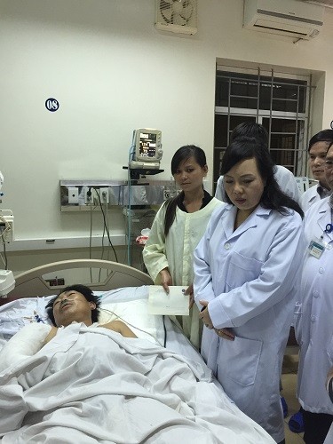 Bộ trưởng Nguyễn Thị Kim Tiến chỉ đạo công tác cấp cứu và thăm hỏi nạn nhân vụ sập giàn giáo tại BVĐK tỉnh Hà Tĩnh. Ảnh: Ánh Dương