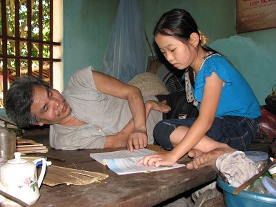 ​Thầy Nghĩa vẫn “nằm lớp” truyền đạt tri thức cho bao thế hệ học trò hơn 30 năm qua dù cơ thể tật nguyền.