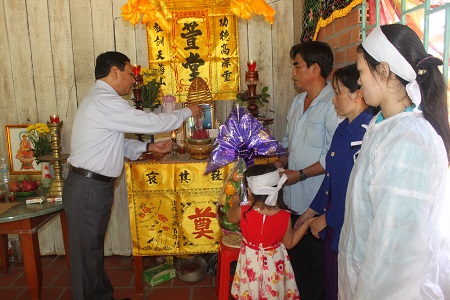 BS. Võ Thành Đông dâng
hương viếng điều dưỡng Võ Văn Đấu. Ảnh: Công Chiến