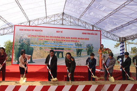 Bộ trưởng Trần Đại Quang và Bộ trưởng Nguyễn Thị Kim Tiến phát lệnh khởi công xây dựng Bệnh viện Krông Búk, Đăk Lăk.
