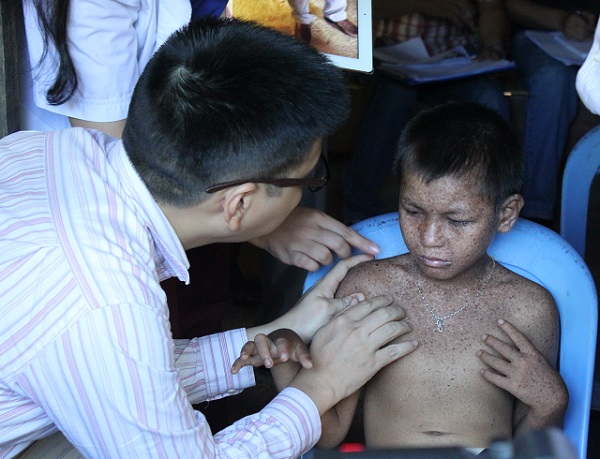 Các bác sĩ đang thăm khám cho bệnh nhi mắc bệnh về da ở xã Thượng Cửu, huyện Thanh Sơn, Phú Thọ.