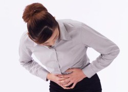 Khi bị sỏi thận, người bệnh thường bị đau bụng dữ dội (gọi là cơn đau quặn thận).