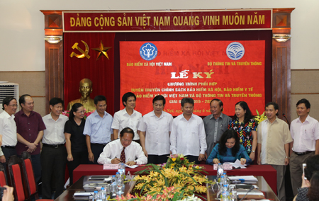 Thứ trưởng Bộ TT&TT Trương Minh Tuấn và Thứ trưởng, Tổng Giám đốc Nguyễn Thị Minh ký kết chương trình phối hợp Ảnh Cổng thông tin BHXH VN