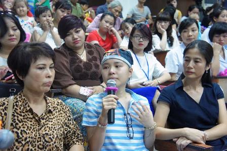Em Khánh Linh giao lưu chia sẻ kinh nghiệm đối mặt và vượt qua án tử ung thư Ảnh: Phúc Quân