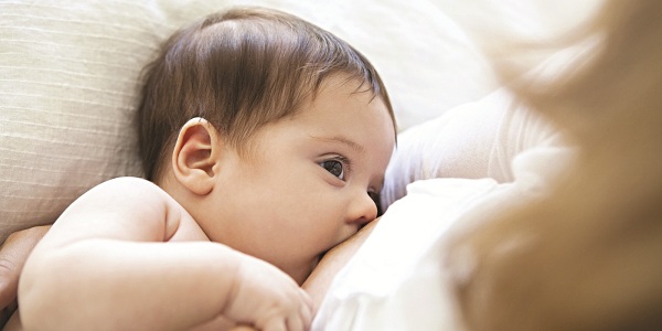Bú sữa mẹ là một trong những biện pháp tăng cường hệ miễn dịch cho trẻ sơ sinh