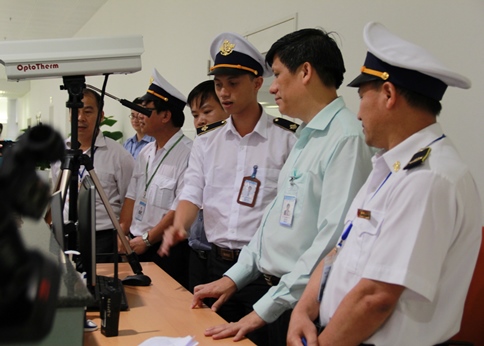 Thứ trưởng Bộ Y tế Nguyễn Thanh Long kiểm tra công tác phòng chống dịch MERS- CoV tại Cảng hàng không Quốc tế Nội Bài