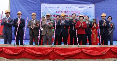 Phó Thủ tướng Nguyễn Xuân Phúc - Trưởng ban Chỉ đạo Tây Bắc và Bộ trưởng Bộ Y tế Nguyễn Thị Kim Tiến cùng lãnh đạo tỉnh Bắc Kạn tại Lễ khởi công xây mới trạm y tế các xã khó khăn các tỉnh miền núi phía Bắc. Ảnh: PV