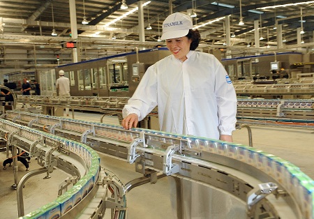 Bà Mai Kiều Liên – Chủ tịch HĐQT kiêm TGĐ Vinamilk tại Nhà máy sản xuất sữa nước của Vinamilk