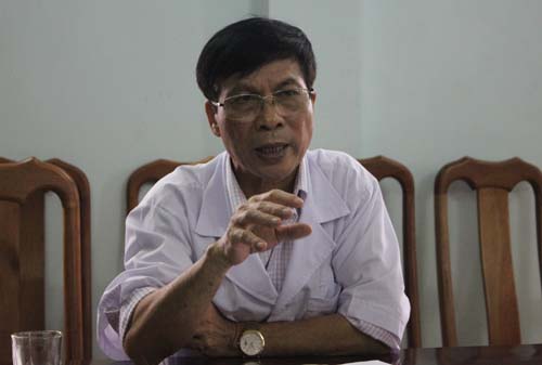 Ông Trần Khắc Tiến, giám đốc BVĐK huyện Diễn Châu, giải thích về nguyên nhân dẫn tới cái chết của sản phụ Vân  Ảnh Vnexpress.net