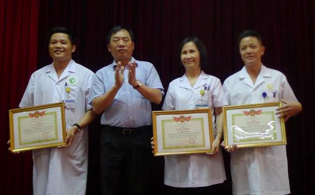 Ông Nguyễn Khắc Hiền, Giám đốc Sở Y tế Hà Nội trao tặng Bằng khen cho đại diện lãnh đạo và kíp phẫu thuật của bệnh viện.
