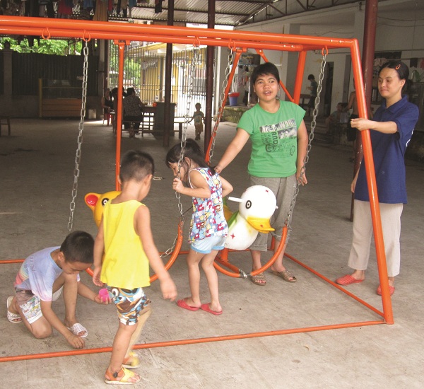 Mẹ nên dành thời gian quan sát con khi chơi. Trẻ thường bộc lộ cảm xúc rất rõ ràng khi chơi đùa Mẹ nên dành thời gian quan sát con khi chơi. Trẻ thường bộc lộ cảm xúc rất rõ ràng khi chơi đùa