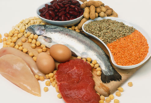 Thịt, cá, trứng, ngũ cốc nguyên hạt là những thực phẩm giàu protein giúp tăng cường sức khỏe cho bà mẹ và thai nhi phát triển tốt.