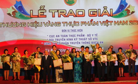 Phó Thủ tướng Nguyễn Xuân Phúc và Bộ trưởng Nguyễn Thị Kim Tiến trao giải “Thương hiệu vàng thực phẩm Việt Nam” cho các doanh nghiệp tiêu biểu