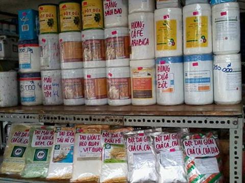Nguyên liệu bánh trung thu không nhãn mác bày bán khá phổ biến trên thị trường Nguyên liệu bánh trung thu không nhãn mác bày bán khá phổ biến trên thị trường