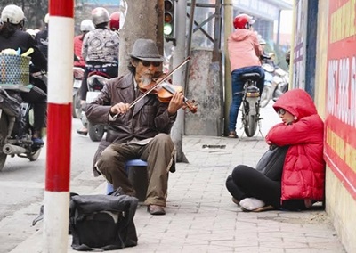 Lão nghệ sĩ đường phố Đỗ Bá Lý vẫn cần mẫn với công việc thường ngày nơi ngã tư đường phố.