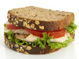 Bạn có thể lót dạ bằng một chiếc bánh mỳ sandwich tự làm hay trứng luộc, pho mát ăn kèm salad