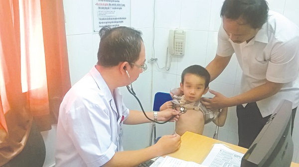 Thời gian này, nhiều trẻ phải đi khám bệnh. Ảnh: N.Hưng