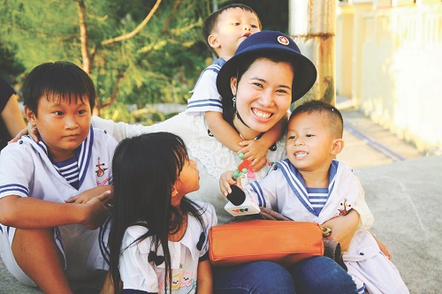 Nhà báo Thanh Tâm (Đài truyền hình Việt Nam) hạnh phúc trong vòng tay các em bé ở đảo Trường Sa.