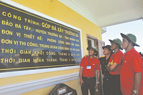 Các bác sĩ bên công trình Góp đá xây Trường Sa - một công trình rất có ý nghĩa do báo Tuổi Trẻ thực hiện tại đảo Đá Tây.